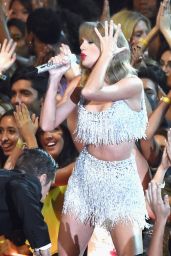 Taylor Swift Performs at 2014 MTV Video Music Awards