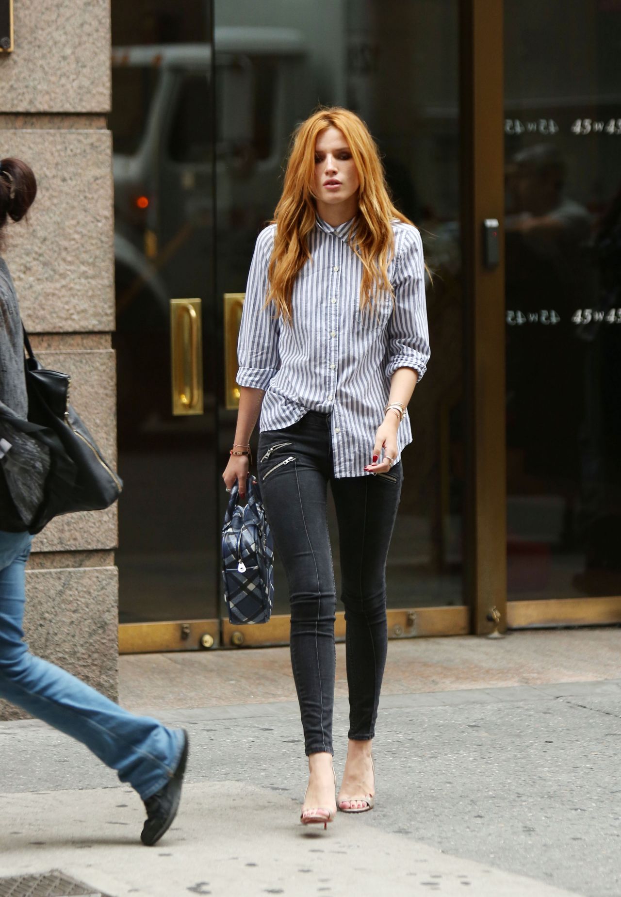 Bella Thorne In Black Skinny Jeans Trying To Get A Cab In -4050