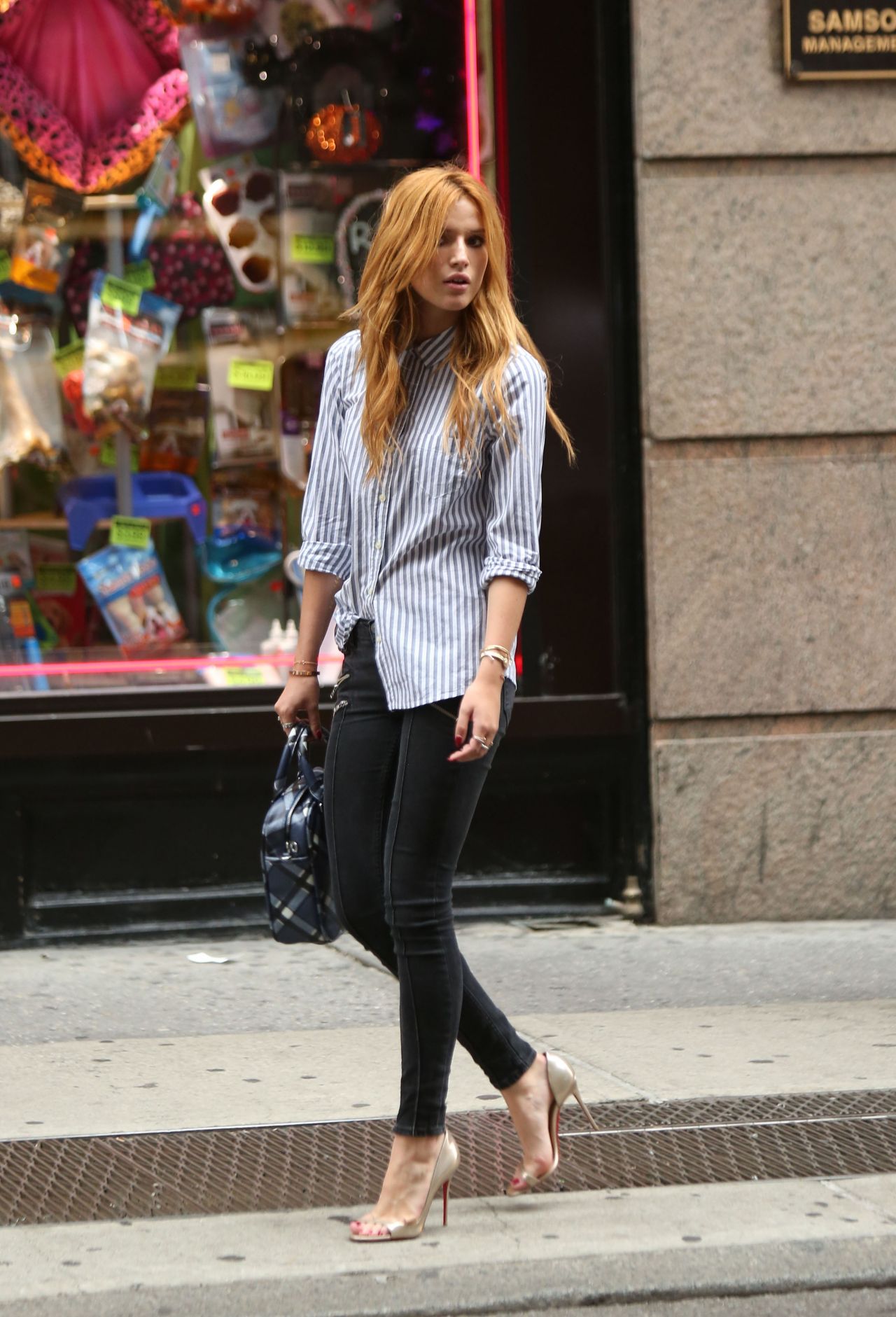Bella Thorne In Black Skinny Jeans Trying To Get A Cab In -4890