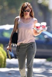 Jennifer Garner Leaving Coffee Bean in Los Angeles - September 2014
