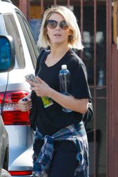 Julianne Hough - Arriving at the DWTS Studio in Hollywood - Sept. 2014