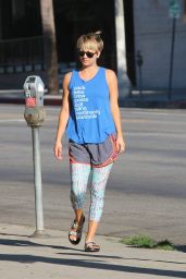 Kaley Cuoco Arriving For a Yoga Class - August 2014