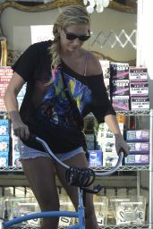 Kesha in Jeans Shorts - Out along Abbot Kinney Boulevard in Venice, California