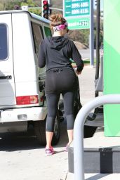 Khloe Kardashian in Tights at a Gas Station in Hollywood - September 2014