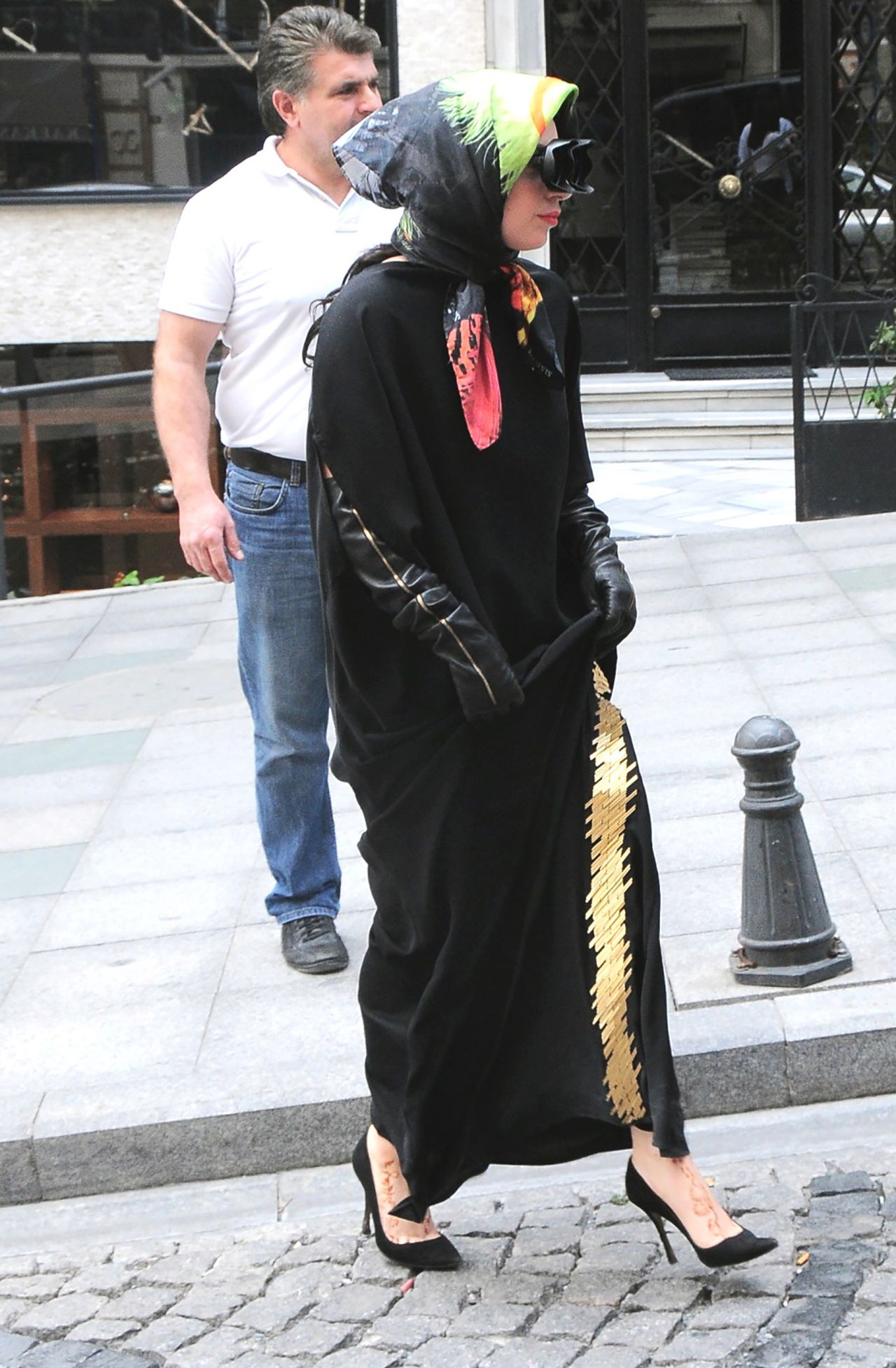 lady-gaga-out-shopping-in-istanbul-turke