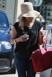 Reese Witherspoon - Bellacures Nail Salon in Beverly Hills - September 2014