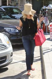 Reese Witherspoon - Bellacures Nail Salon in Beverly Hills - September 2014