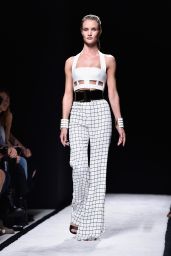 Rosie Huntington-Whiteley on the Catwalk - Paris Fashion Week - The Balmain Show, September 2014