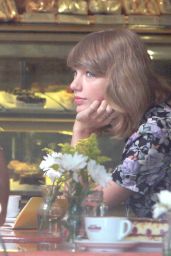 Taylor Swift - Photoshoot at a Cafe in West Village (NYC), September 2014