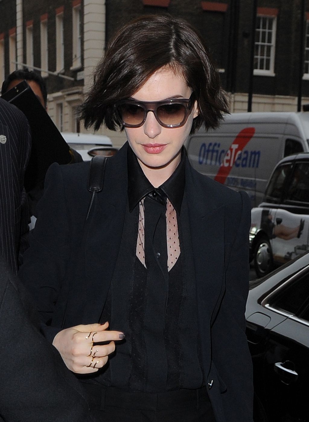 Anne Hathaway Style - Arriving at Her Hotel in London - October 2014 ...