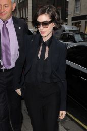 Anne Hathaway Style - Arriving at Her Hotel in London - October 2014