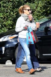 Julia Roberts Casual Style - Out in Malibu - October 2014