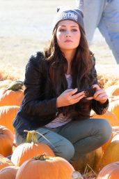 Kelli Berglund at a Pumpkin Patch in Los Angeles - October 2014