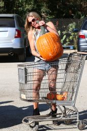 LeAnn Rimes at the Encino Pumpkin Patch in California - October 2014