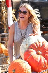 LeAnn Rimes at the Encino Pumpkin Patch in California - October 2014