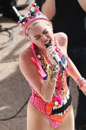 Miley Cyrus Performs at Opera House in Sydney - October 2014