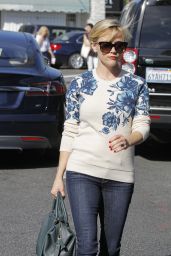 Reese Witherspoon Booty in Jeans - Out in Los Angeles, Oct. 2014