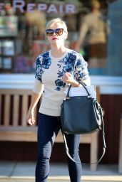 Reese Witherspoon Booty in Jeans - Out in Los Angeles, Oct. 2014