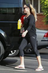 Reese Witherspoon Booty in Tights - Going to Yoga Class in Brentwood, Oct. 2014
