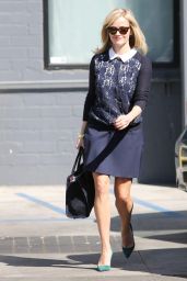 Reese Witherspoon Gets Her Hair Done in Beverly Hills - October 2014