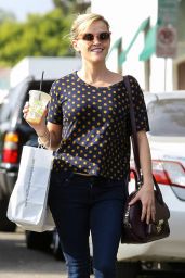 Reese Witherspoon Shopping for Bakeware at Williams-Sonoma - October 2014