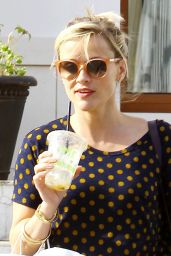 Reese Witherspoon Shopping for Bakeware at Williams-Sonoma - October 2014