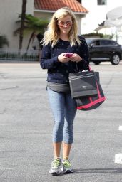 Reese Witherspoon Shopping in Brentwood - October 2014