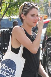Shailene Woodley Street Style - Out in New York City, Oct. 2014
