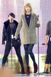 Taylor Swift Performs in concert at 