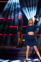 Taylor Swift Performs on 