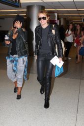Bella Thorne Casual Style - Airport in Chicago - November 2014