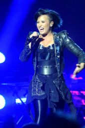 Demi Lovato Performs at Neon Lights World Tour in Dublin