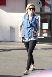 Elizabeth Banks in Tight Jeans - Out in Los Angeles - November 2014