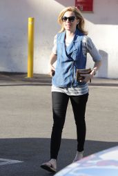 Elizabeth Banks in Tight Jeans - Out in Los Angeles - November 2014