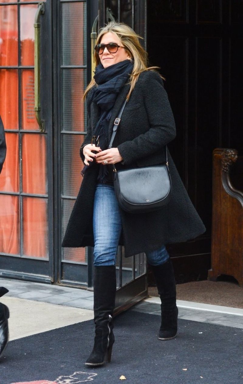 Jennifer Aniston wearing a large brimmed hat, sunglasses and carrying a  couple of bags as she leaves her hotel in New York City Featuring: Jennifer  Aniston Where: New York City, New York