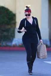 Khloe Kardashian Booty in Tights - Grocery Shopping in Calabasas - November 2014