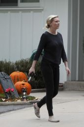 Kirsten Dunst Making on Her Halloween Decorations at Her House - November 2014