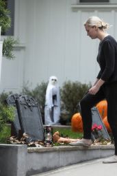 Kirsten Dunst Making on Her Halloween Decorations at Her House - November 2014