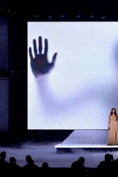 Selena Gomez Performs at 2014 American Music Awards in Los Angeles