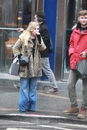 Abigail Breslin Streetstyle - Out in New York City - December 2014