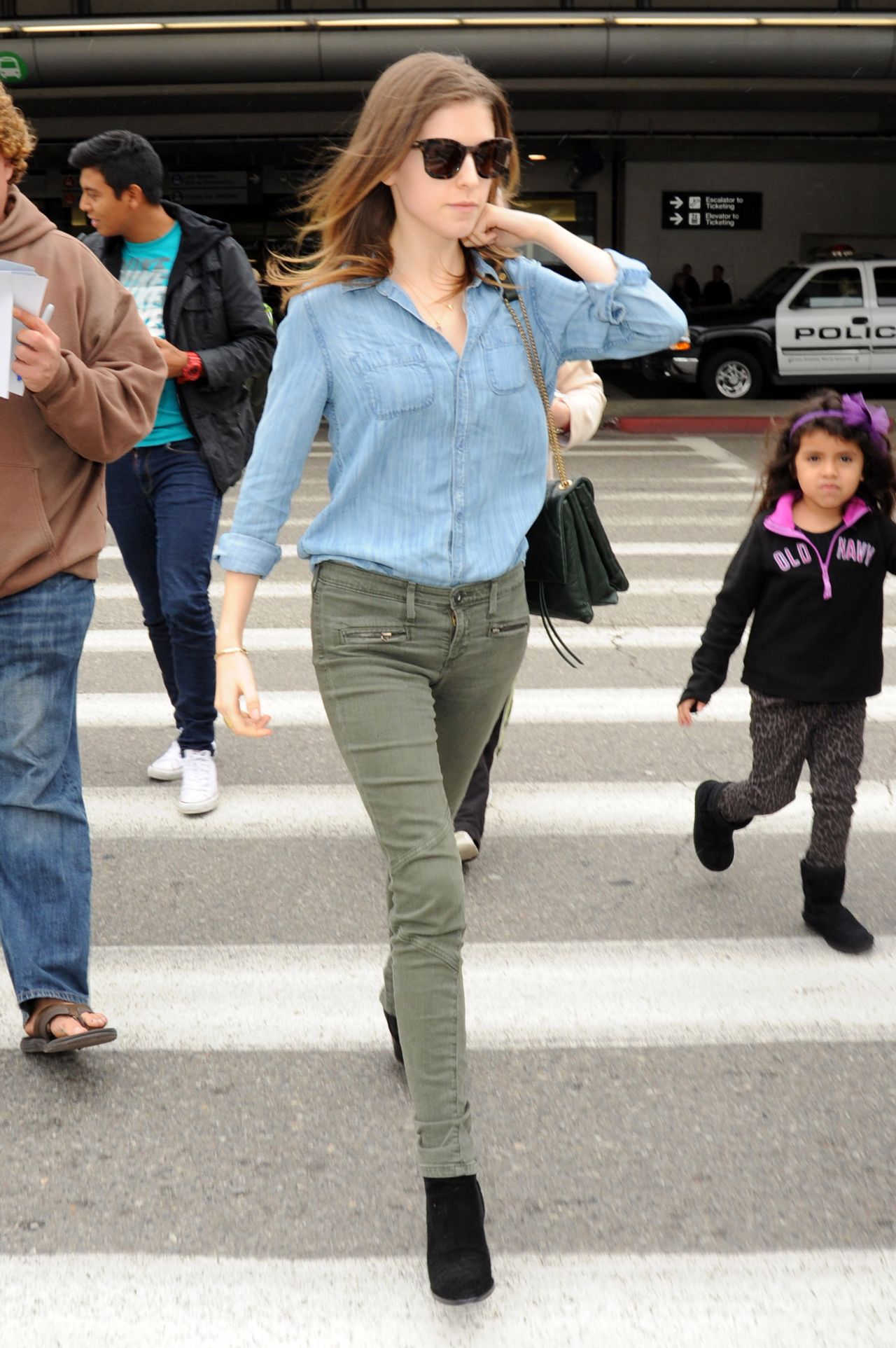 Anna Kendrick Casual Style - at LAX Airport - December 2014 • CelebMafia