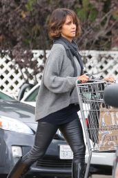 Halle Berry Street Style - Stocks up on Groceries at Bristol Farms in Beverly Hills - Dec. 2014
