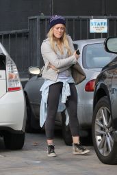 Haylie Duff - Picking up sister Hilary in Beverly Hills - December 2014