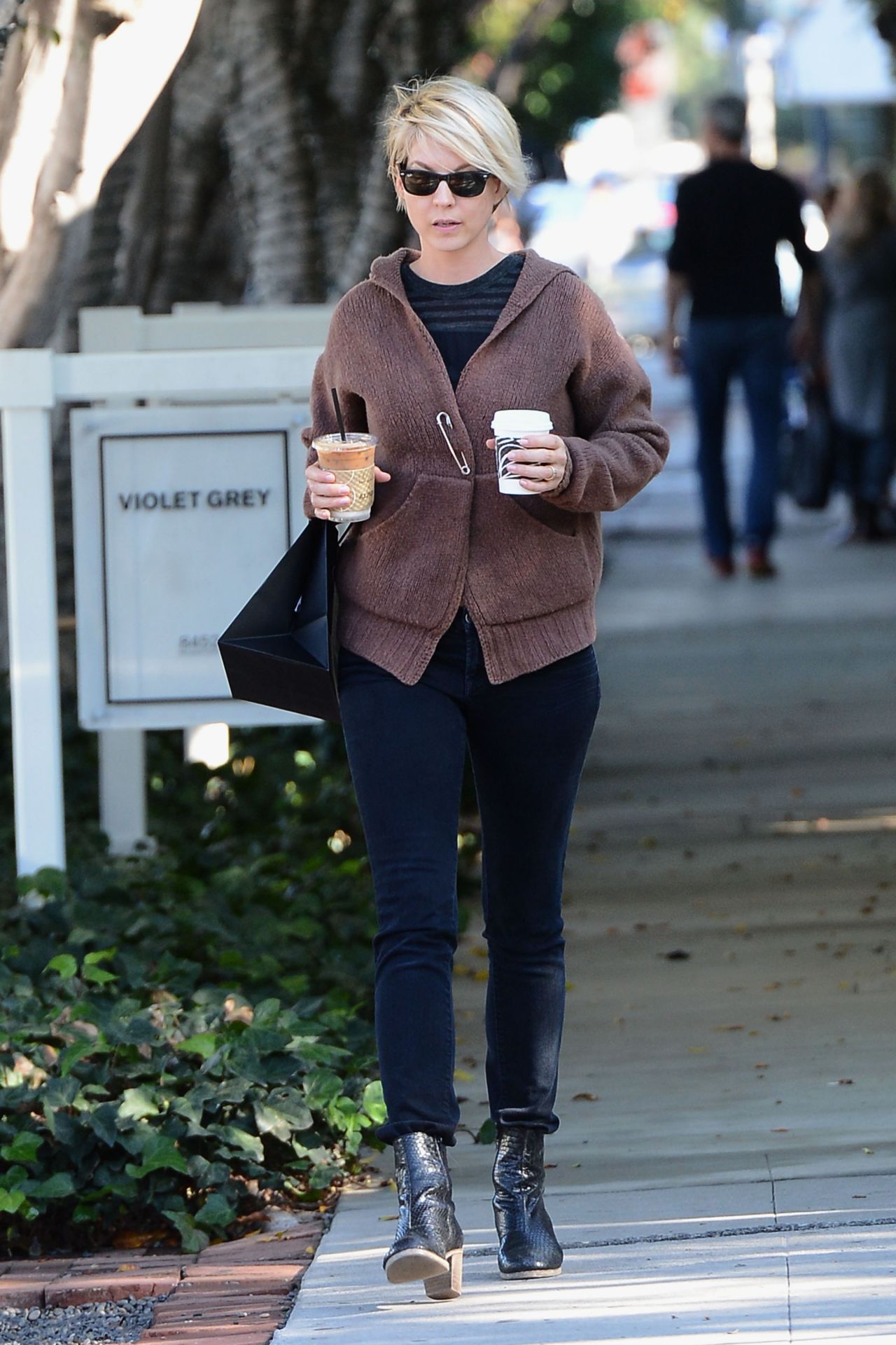 Jenna Elfman - Leaving Cafe Alfred in Los Angeles, December 2014