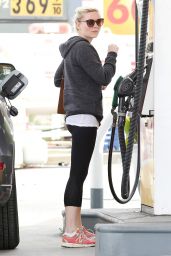 Kirsten Dunst - Stops at a Gas Station - December 2014