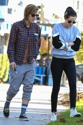 Kristen Stewart - Out for Lunch With a Friend in Santa Monica - December 2014