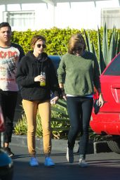 Kristen Stewart Street Style - Out for Lunch With Friends in Los Angeles, Dec. 2014