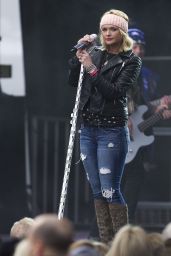 Miranda Lambert Performs at the Belk Bowl in Charlotte, December 2014