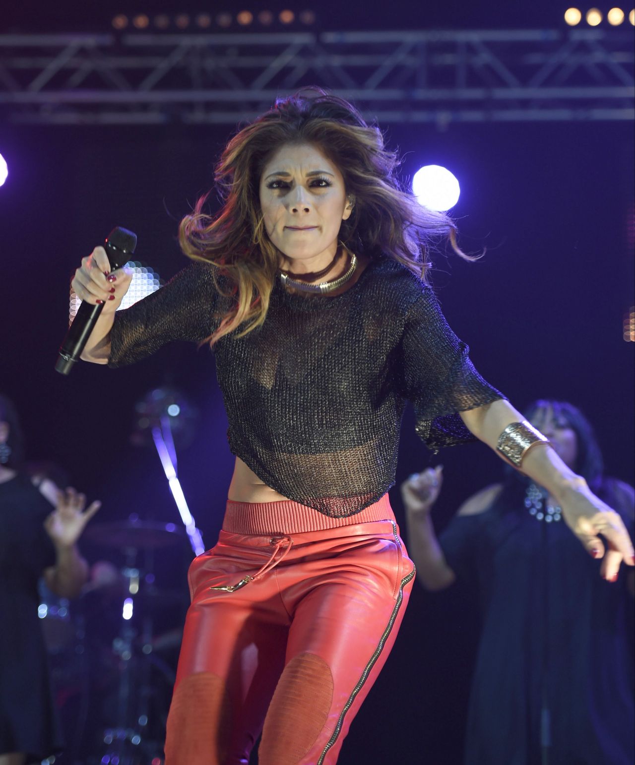 Nicole Scherzinger Performs at Key 103 Christmas Live Concert in ...