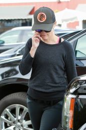 Reese Witherspoon in Leggings - Stops by the Brentwood Country Mart After Her Workout - Dec. 2014